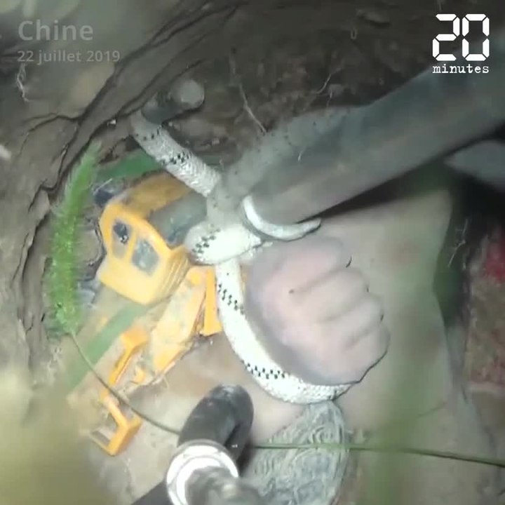 Chine: Les pompiers sauvent un petit garçon de trois ans tombé dans un puits