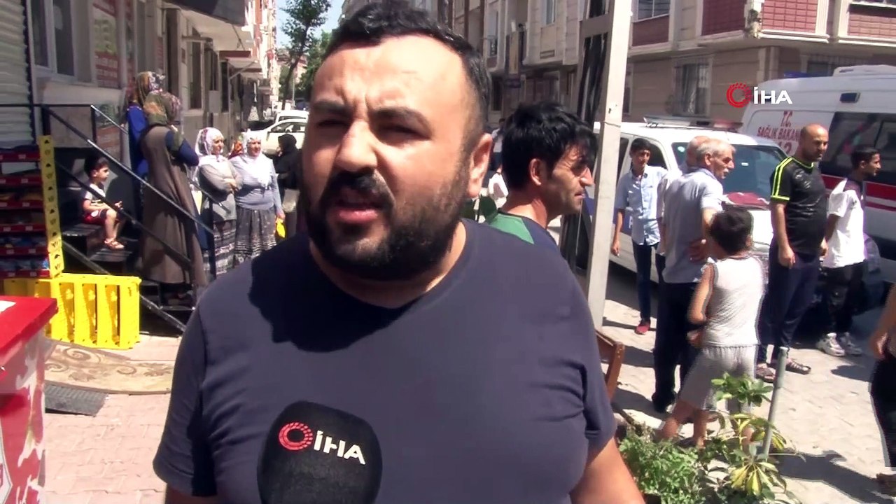 Esenyurt’ta iki kadın evlerinde silahlı saldırıya uğradı. Yaralanan 2 kadın ambulansla hastaneye kaldırılırken olay yerine çok sayıda sağlık ve polis ekibi sevk edildi. Ekipler olayın ardından kaçan saldırganın yakalanması için çalışma baş