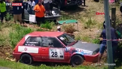 Yarış otomobilleri izleyenlerin arasına daldı