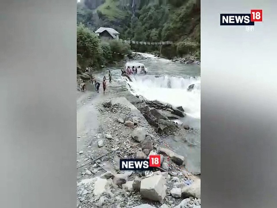 VIDEO: 5 साल पहले ध्वस्त हुआ पुल कागजों में बना, तरेला नाले में बही महिला, दुपट्टे से बची जान