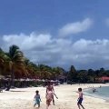 Caraïbes: Un adolescent âgé de 11 ans se retrouve à jouer avec le footballeur Lionel Messi sur une plage ! - VIDEO