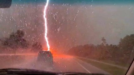 Seyir halindeki araca yıldırım çarptı