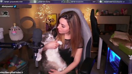 Quand la streameuse Alinity maltraite son chat en  direct sur Twitch...