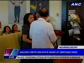 Aquino visits Dolphy's wake at Heritage Park