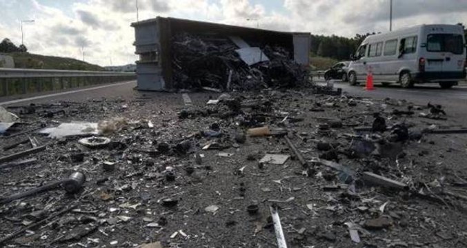 Köprü yolunda TIR devrildi: Trafik durma noktasına geldi