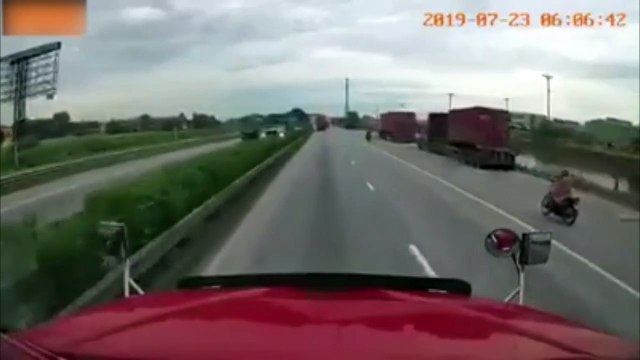 Khoảnh khắc xe tải leo dải phân cách, tông chết 5 người ở Hải Dương