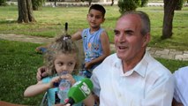 Kujdesi i gjyshërve/ Në Korçë vazhdon tradita, me nipër e mbesa kur prindërit janë në punë