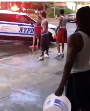 Elle appelle la police pour que des hommes stoppent leur bataille d'eau mais va se faire arroser