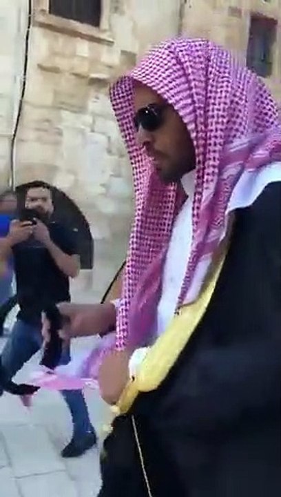 Filistinli çocuk bakanlık davetiyle gelen Suudi gazetecinin suratına tükürdü