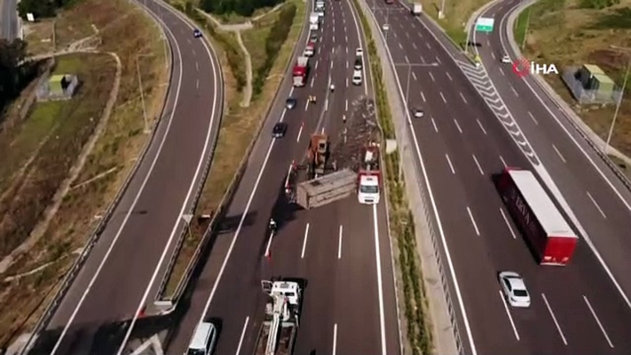 Kuzey Marmara Otoyolu'nda hurda yüklü tır devrildi