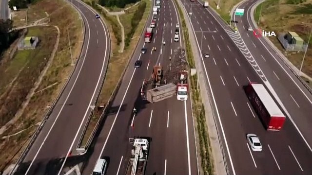 Kuzey Marmara Otoyolu'nda hurda yüklü tır devrildi