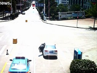 شاهد: صيني ينجح في إيقاف سيارة دون كوابح بعد أن انسابت في طريق منحدر