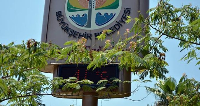 Termometrelerin 41 dereceyi gösterdiği Adana'da, serinlemek isteyen gençler tehlikeye aldırış etmedi