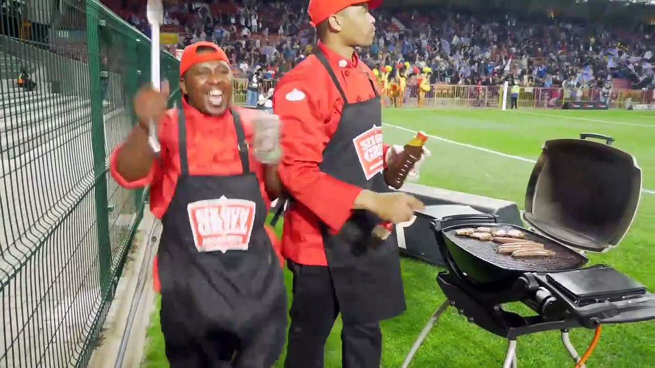 Ils font un BBQ derrière l'en-but en plein match