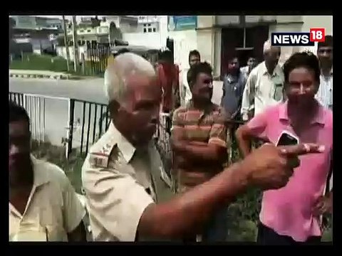 पुलिस की बस ने कार को जोरदार मारी टक्कर, जवान फरार-police-bus-collided-with-car-two-people-injured-in-karnal- police-men-run-away-after-road-accident