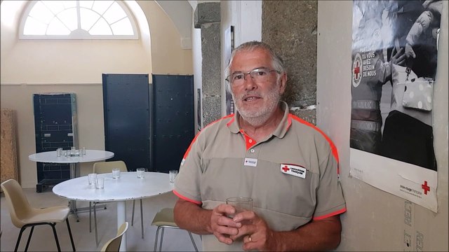 Yves Leclerc, bénévole de la Croix Rouge de Pontarlier, explique le fonctionnement de la Pause fraîcheur mise en place cette semaine de canicule