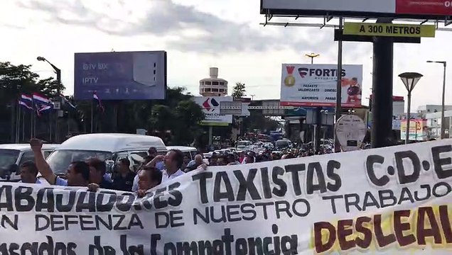 Fronteira com Foz do Iguaçu: Manifestantes fazem passeata e trânsito é totalmente bloqueado