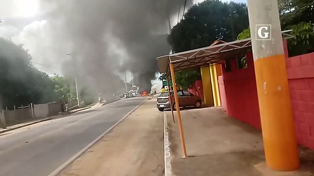 Moradores realizam protesto em São Mateus, no norte do Estado