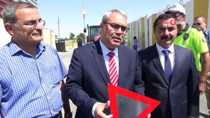 Vali kaza olmasın diye traktörlere reflektör çaktı