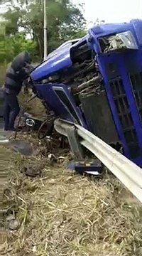 Caminhão carregado com pedra tomba em rodovia no Sul do ES