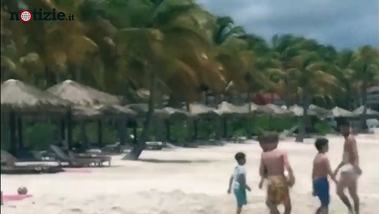 Sorpresa in spiaggia, il signore che gioca con i bambini è Lionel Messi | Notizie.it