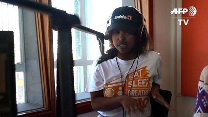 برنامج إذاعي يساعد الشباب على التصدي لانتشار العنف في جنوب إفريقيا