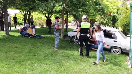 Kontrolden çıkan otomobil önce ağaç çarptı, sonra durağa daldı: 2 yaralı
