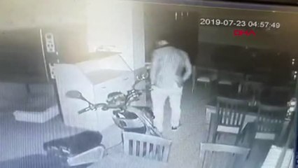 Hırsızlık şüphelisi giyimiyle dikkat çekti