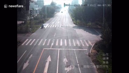 Three-wheeler falls apart after smashing into oncoming minibus in China