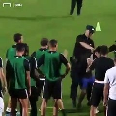 Adepto invade treino da Juve e Ronaldo vai... 'para cima' da Polícia