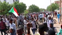 مئات الطلاب يتظاهرون وسط الخرطوم مطالبين بمحاسبة المسؤولين عن مقتل زملائهم