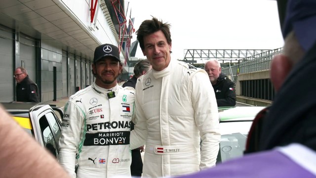 Lewis Hamilton vs Toto Wolff al volante de un DTM... ¡espectacular!