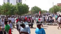 مئات الطلاب يتظاهرون وسط الخرطوم مطالبين بمحاسبة المسؤولين عن مقتل زملائهم