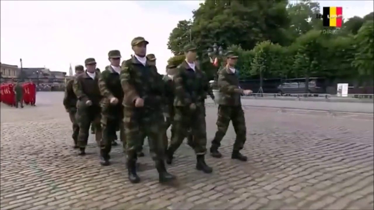 En belgique l'armée ne sait pas marcher en cadence... La honte pendant la Fête nationale