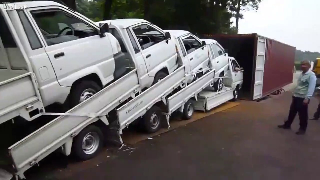 Il réussi à charger 5 camions en même temps... Joli