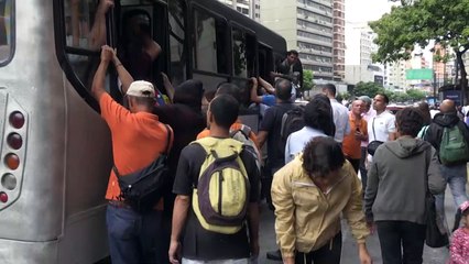 FMI prevé “implosión” de Venezuela y rebaja proyección de América Latina