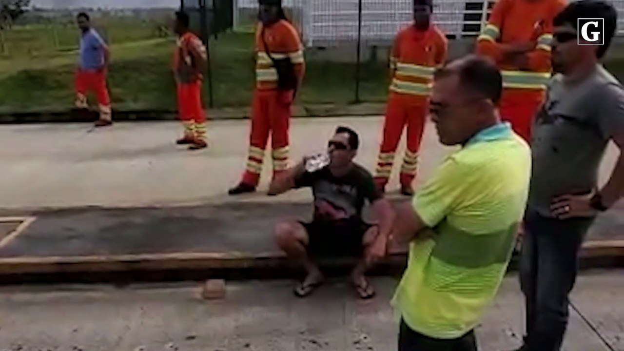 Caminhão em chamas na BR 101, em Pedro Canário