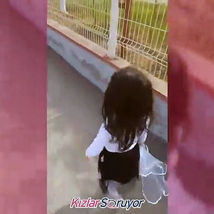 Okuldan bıkan küçük kız
