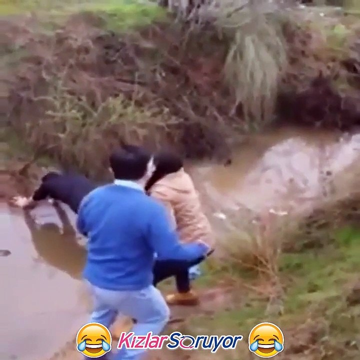 Sevgilisi için çamura yatan genç