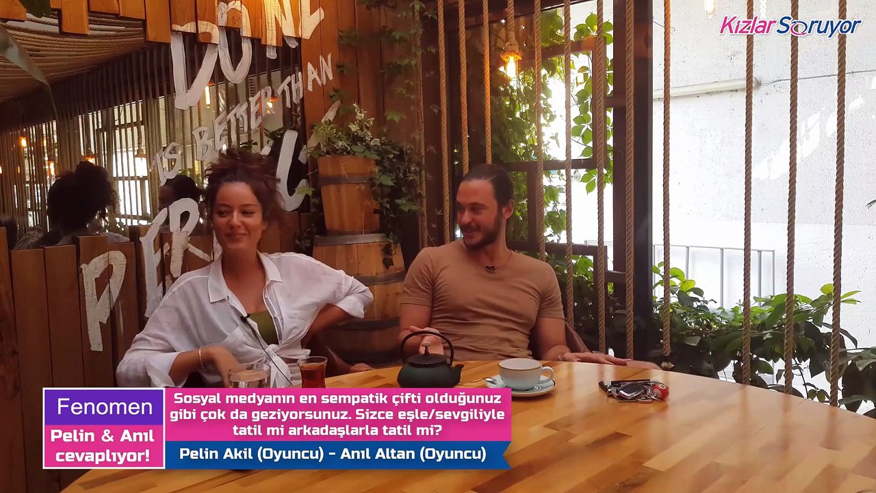 Sosyal medyanın en sempatik çifti olduğunuz gibi çok da geziyorsunuz. Sizce eşle/sevgiliyle tatil mi arkadaşlarla tatil mi?