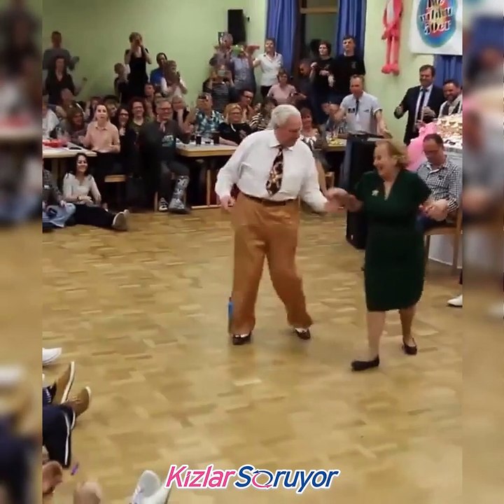 Yaşlı Çiftin Harika Dansı
