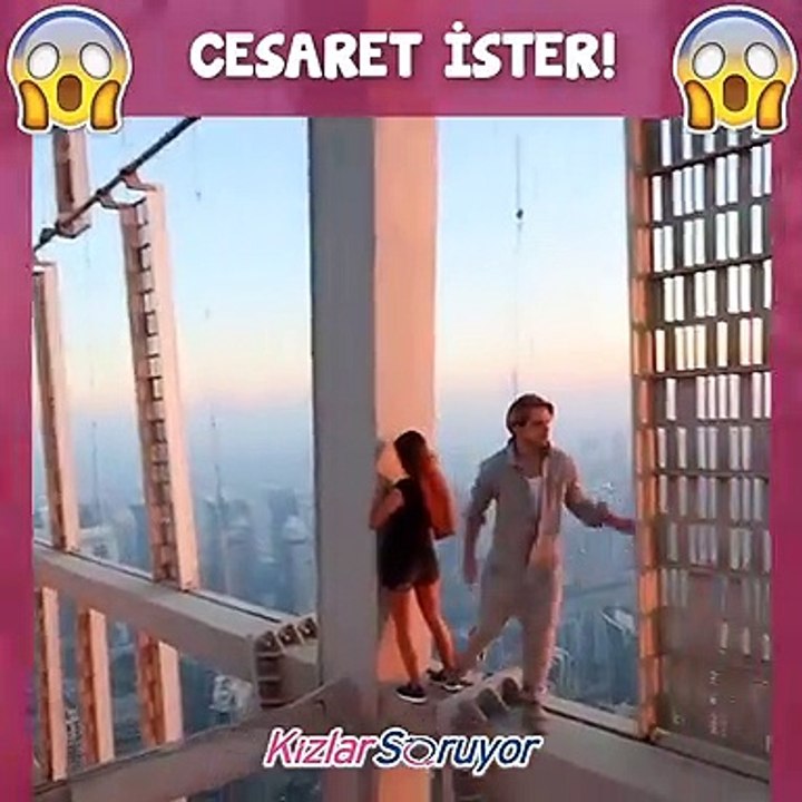 Yüksekten kendini aşağı salan model