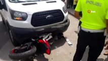 Motosiklet minibüsün altında kaldı, sürücüsü ağır yaralandı