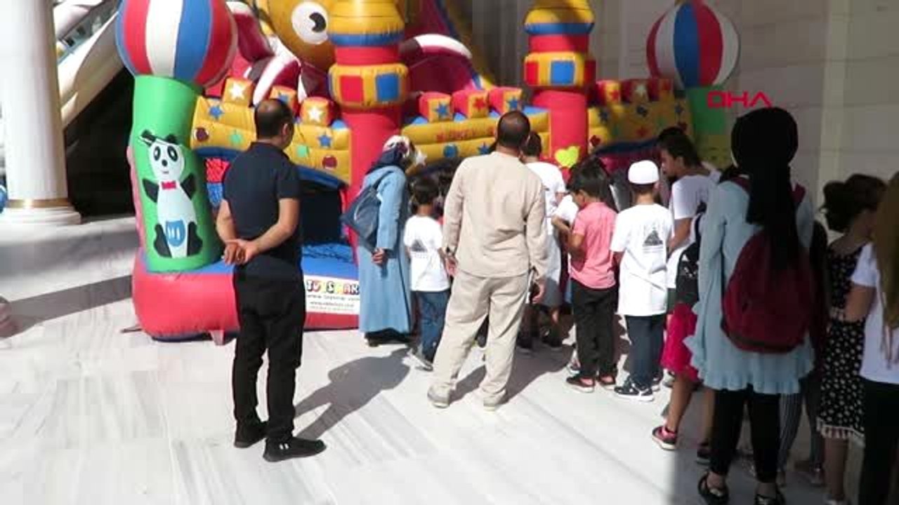 HAVADAN GÖRÜNTÜLERLE ÇAMLICA CAMİİ AVLUSUNDAKİ KUR'AN KURSU ŞENLİĞİ