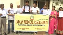 NMC బిల్లుకు వ్యతిరేకంగా నిరసన తెలిపిన వైద్యులు || Doctors,Students Objects On NMC Bill || Oneindia