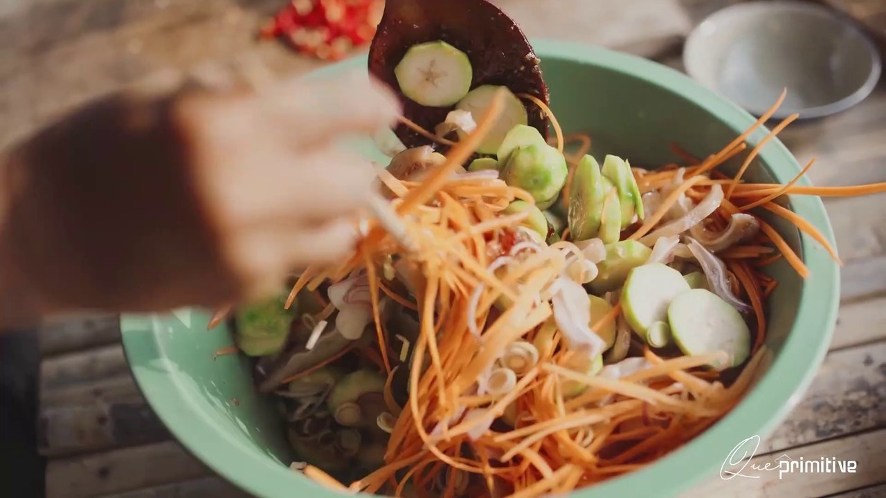 GỎI CÓC NON TAI HEO CHUA CAY - MAKING GREEN JUNE PLUM WITH PIG EAR SALAD - Que Primitive