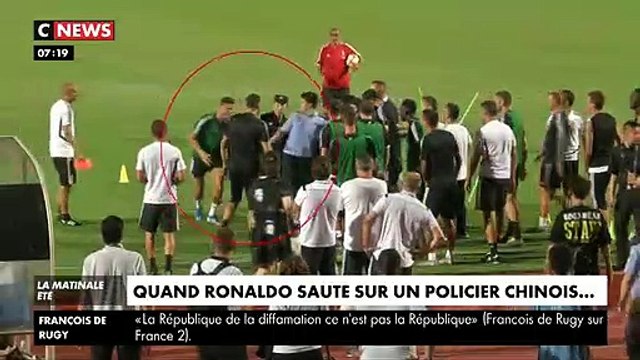 Regardez Cristiano Ronaldo qui, en plein match en Chine hier soir, saute sur un policier en faisant semblant de l'agresser