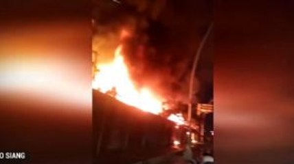 Belasan Kendaraan di Areal Perlintasan Kereta di Pademangan Terbakar