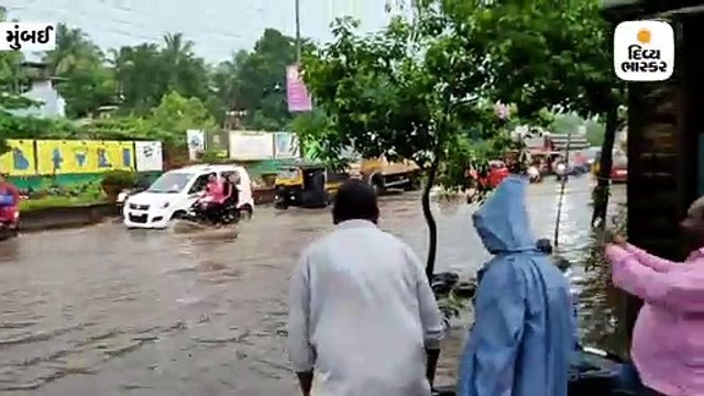 મુંબઈમાં ભારે વરસાદથી પાણી ભરાયા, રેલવે ટ્રેક પાણીમાં ગરકાવ