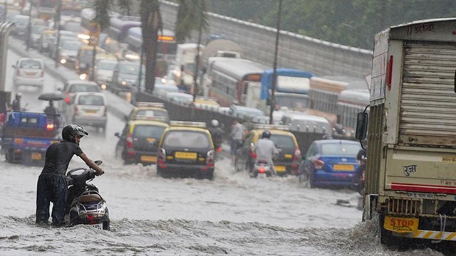 Mumbai में Heavy Rains से Flood जैसे हालात, Railway Track पर भरा पानी । वनइंडिया हिंदी